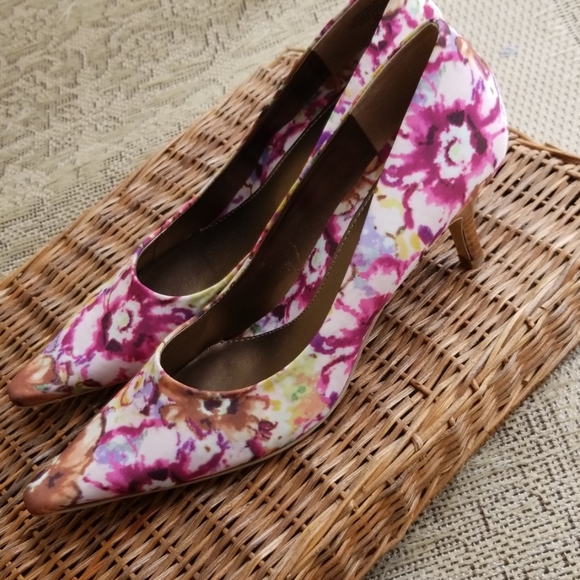 Shoes - Picture 7 of 8